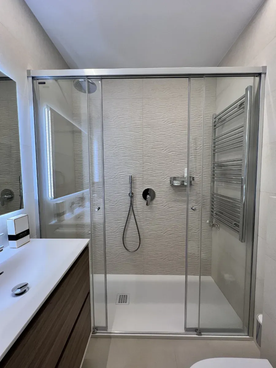 reforma de baño en la calle Valencia - vista de la ducha y lavabo