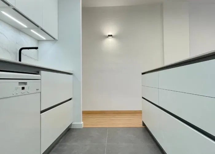 Proyecto reforma de cocina - Eixample Barcelona - detalle muebles blancos de cocina y suelo gris