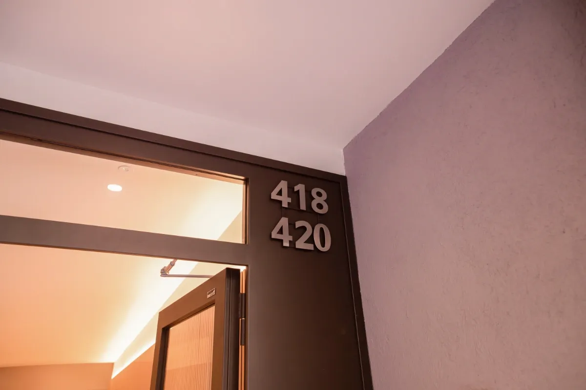 Portería en Rosselló, entrada al edificio. Detalle de la puerta y cristales
