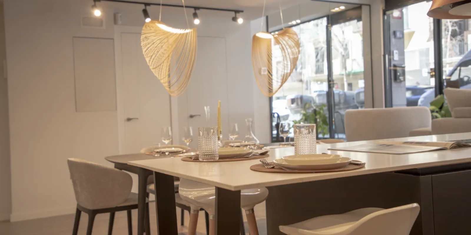 ShowRoom de muebles y reformas - ver muebles del hogar, muebles de cocina, muebles de salón y comedor y escaparate al fondo