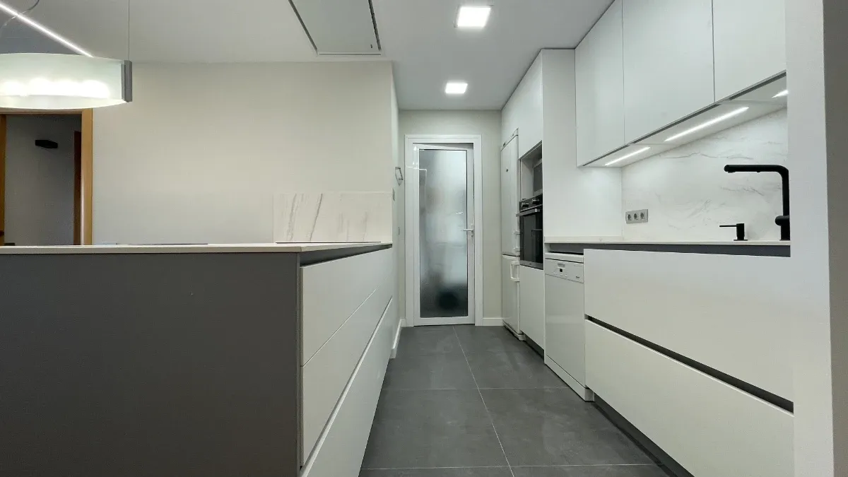 AVENIDA-ROMA Proyecto de reforma de cocina en el Eixample (Barcelona), detalle de ISLA, iluminación, armarios y suelo