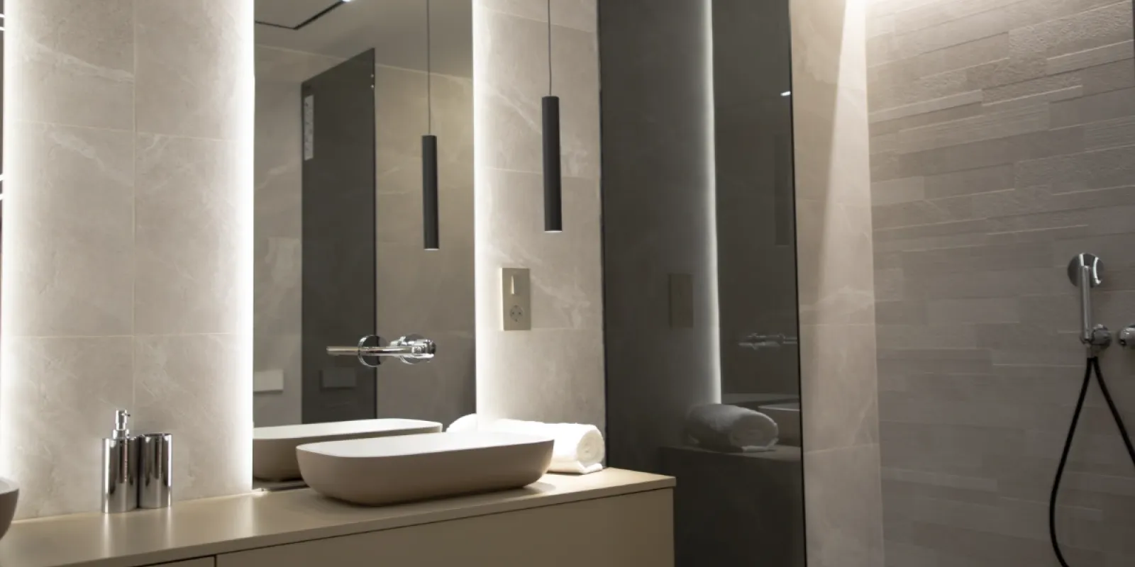 Showroom de baño con diseño e interiorismo - grifería y ducha -Sanycces - ver un showroom en Barcelona - Elit-Decor