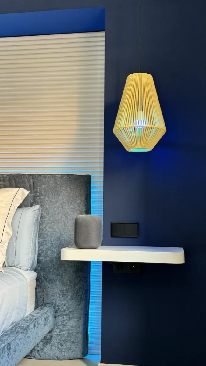 piso reformado - dormitorio detalle de mesitas y lámpara