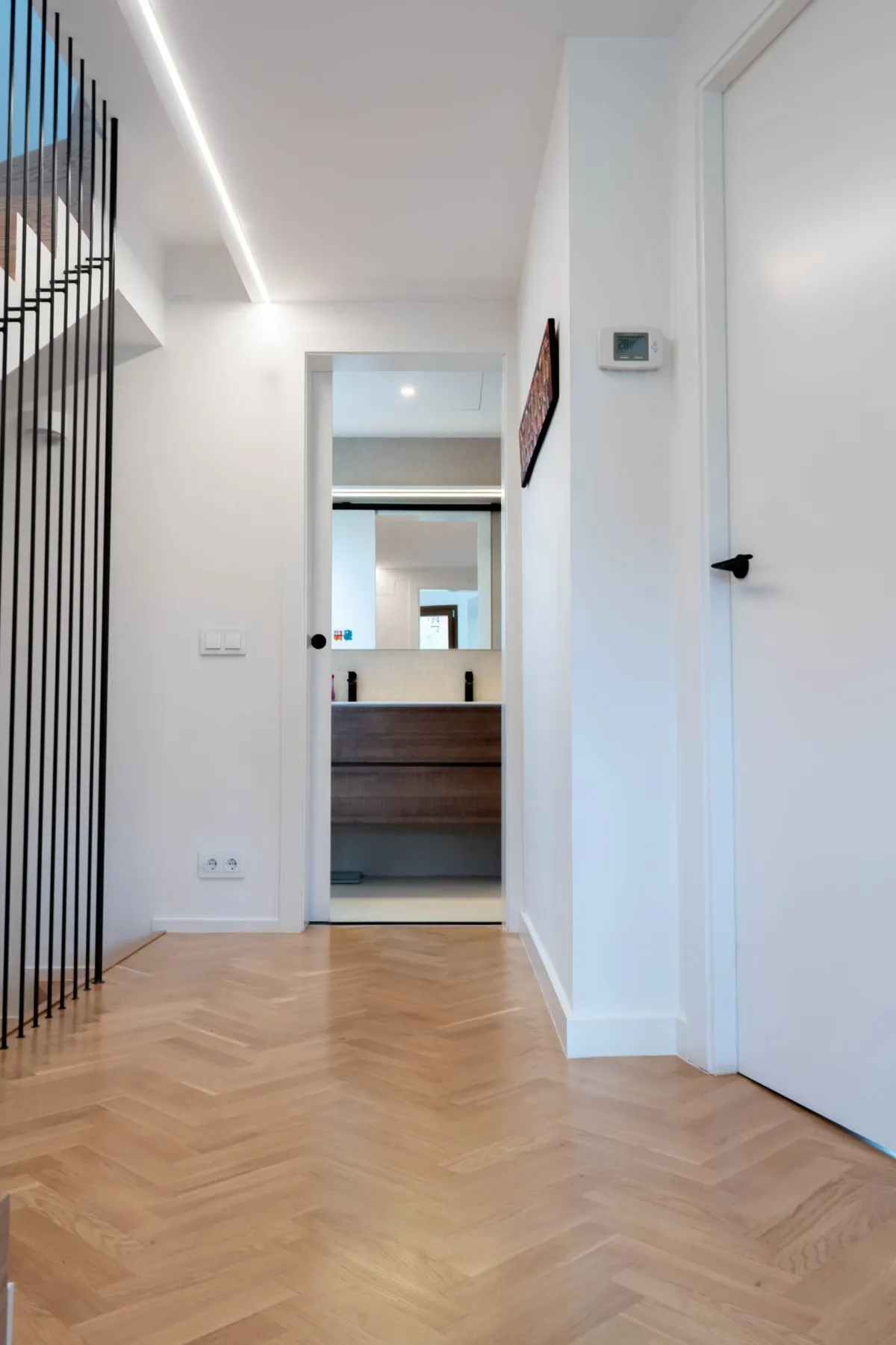 ALT DEL TURÓ - Proyecto Reforma integral casa Horta Guinardó Barcelona- pasillo-baño-barandilla