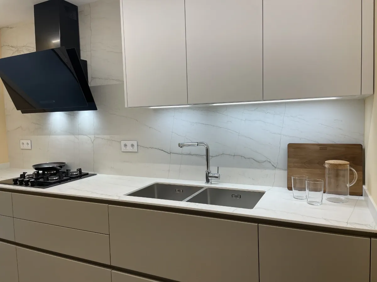 cocina reformada detalle de fogones campana Silestone e iluminación led y fregadero