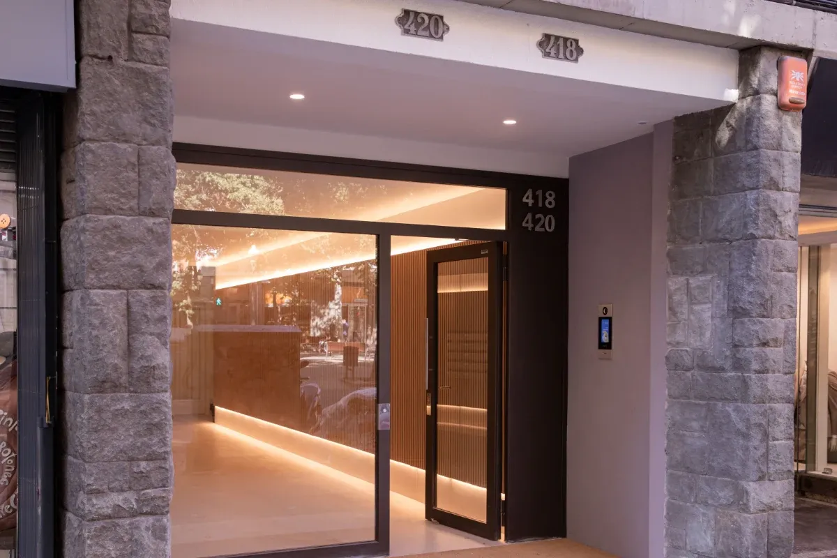 Portería-fachada-piedra- Rosselló-entrada-al-edificio