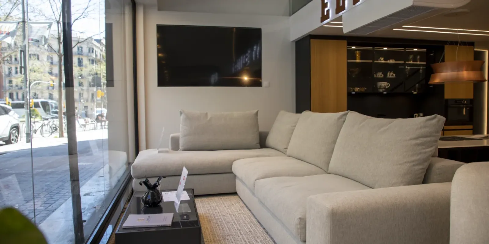 Showroom-de-muebles-en-Barcelona-sofa-mejores-marcas-escaparate-Elit-Decor