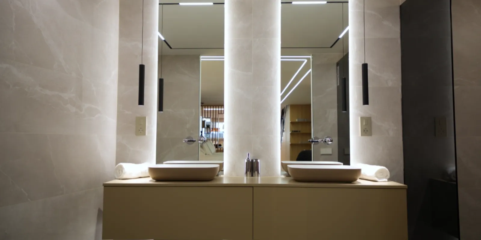 ShowRoom de muebles y reformas. Un baño con lavabo doble en Barcelona - Elit-Decor