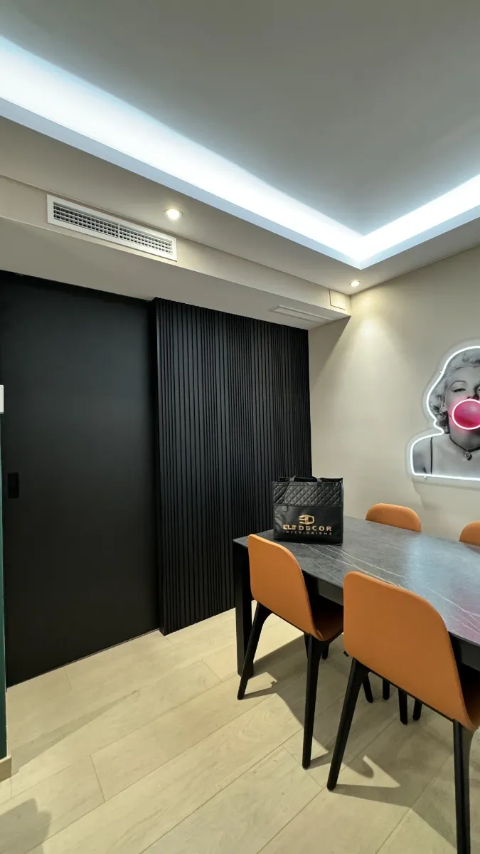 reforma integral de piso-en sants - diseño de interiores - mesa a juego con pared e iluminación-desde distintos puntos Marilyn Monroe neon art en pared