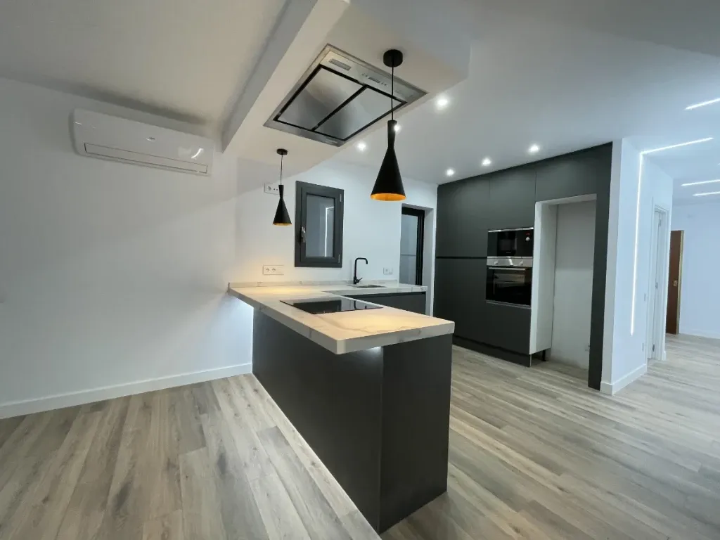 reforma integral de piso en Horta Guinardó - Calle Granollers - Barcelona - detalle de cocina abierta con su peninsula y extractor