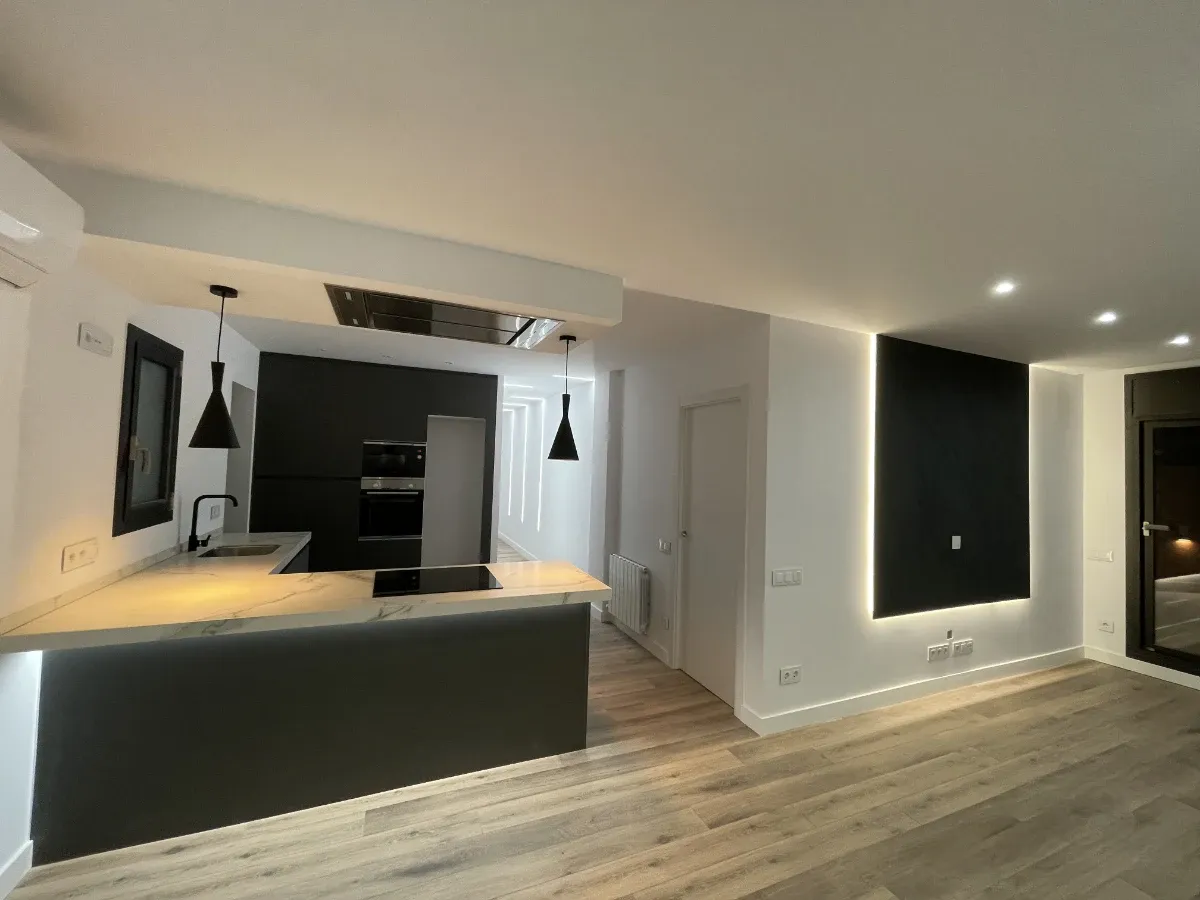 reforma integral de piso en Horta Guinardó - Calle Granollers - Barcelona - detalle de cocina abierta con su peninsula para cocinar y lista para disfrutar en el hogar 