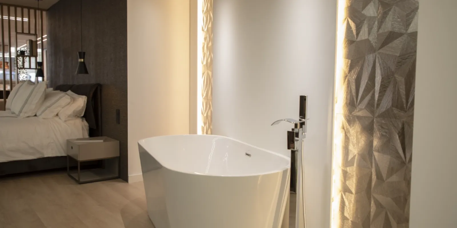 Showroom de muebles en Barcelona -Elit Decor - dormitorio-iluminación - mesita de noche y bañera de hidromasaje - Especialistas en interiorismo