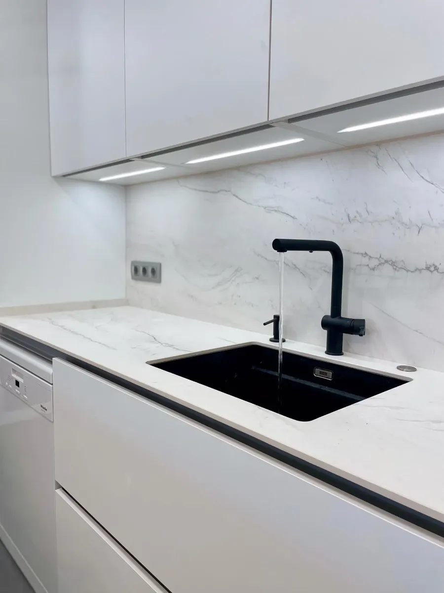 reforma de cocina - Eixample Barcelona - detalle grifo negro y acabados de calidad