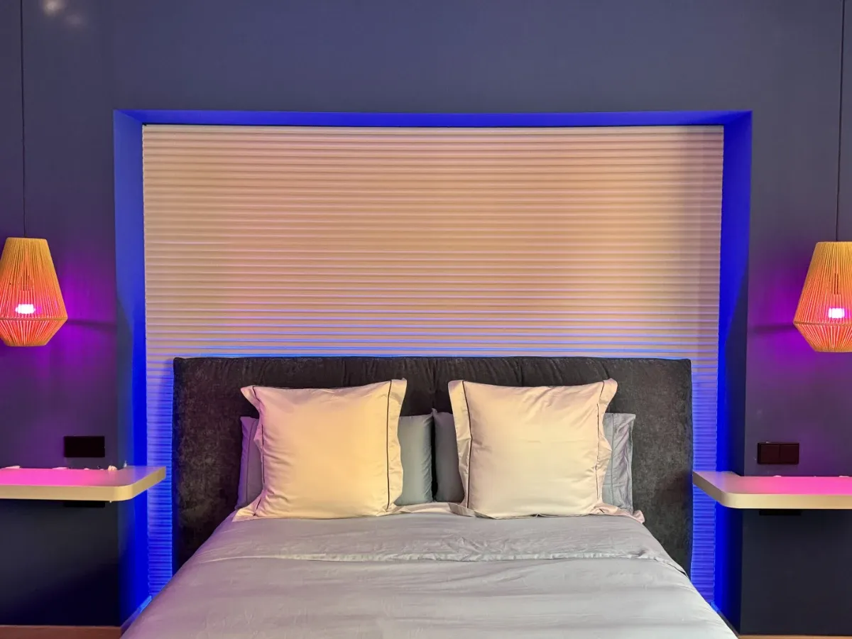 piso reformado - dormitorio con cama u armario-ropero-bajo, mesitas prácticas e iluminación de diseño