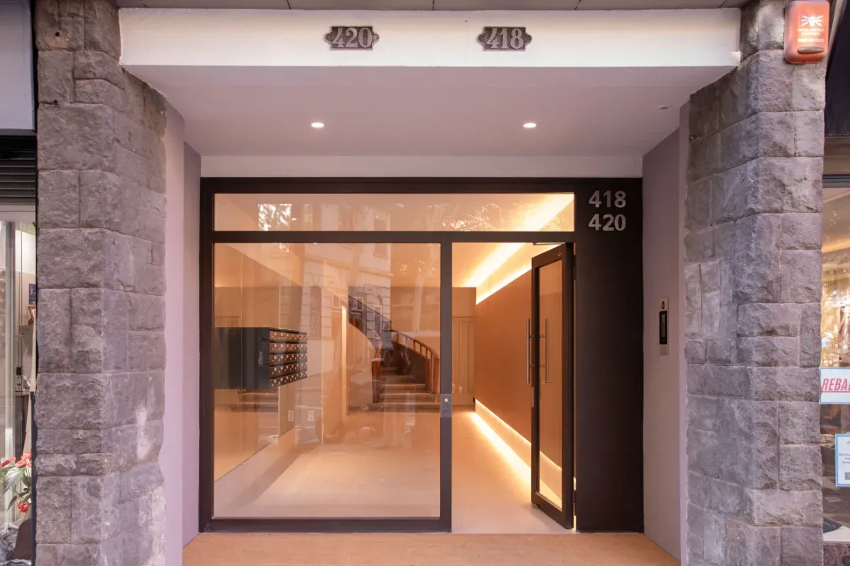 Portería en Rosselló-entrada-al-edificio