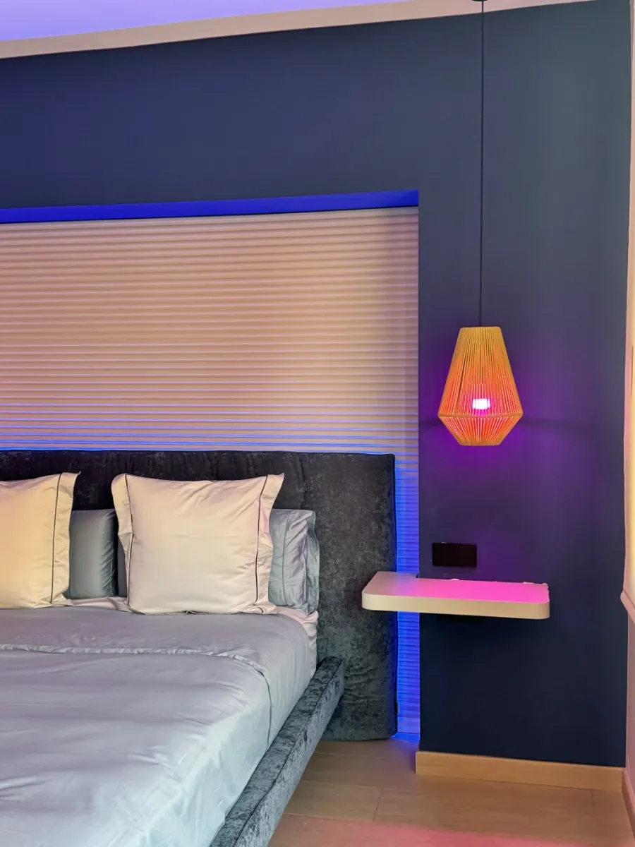 piso reformado - dormitorio detalle de mesitas y lámpara