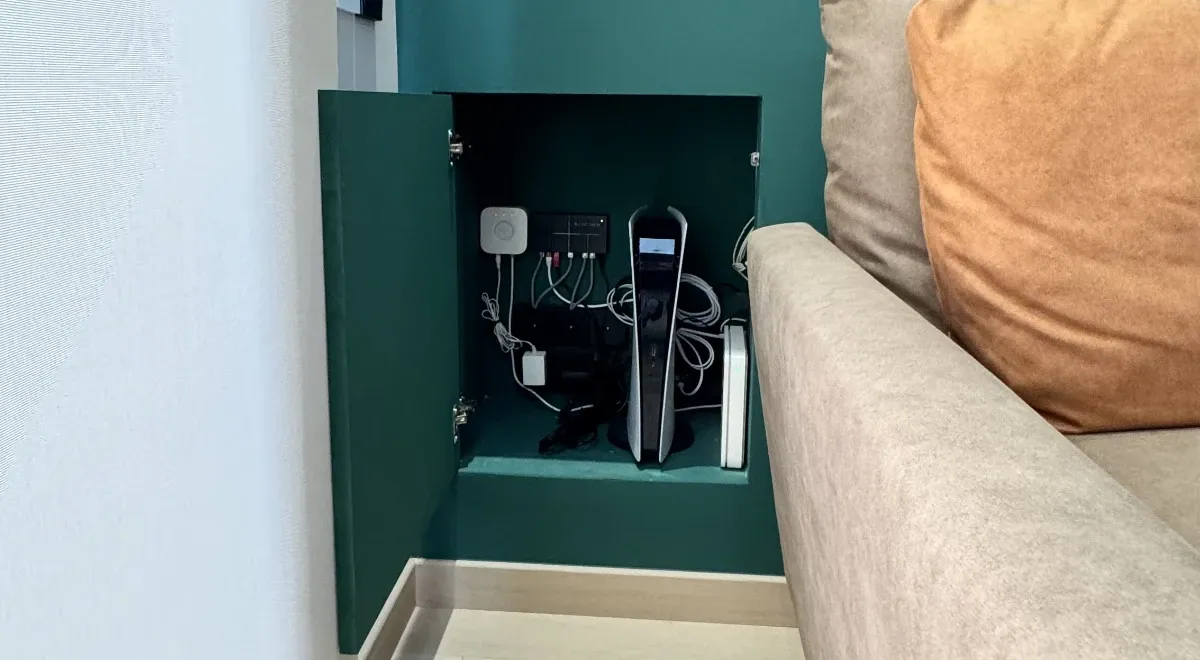 cajonera en pared para guardar armario de comunicaciones, router y una ps5 - Pared aprovechada por ambos lados