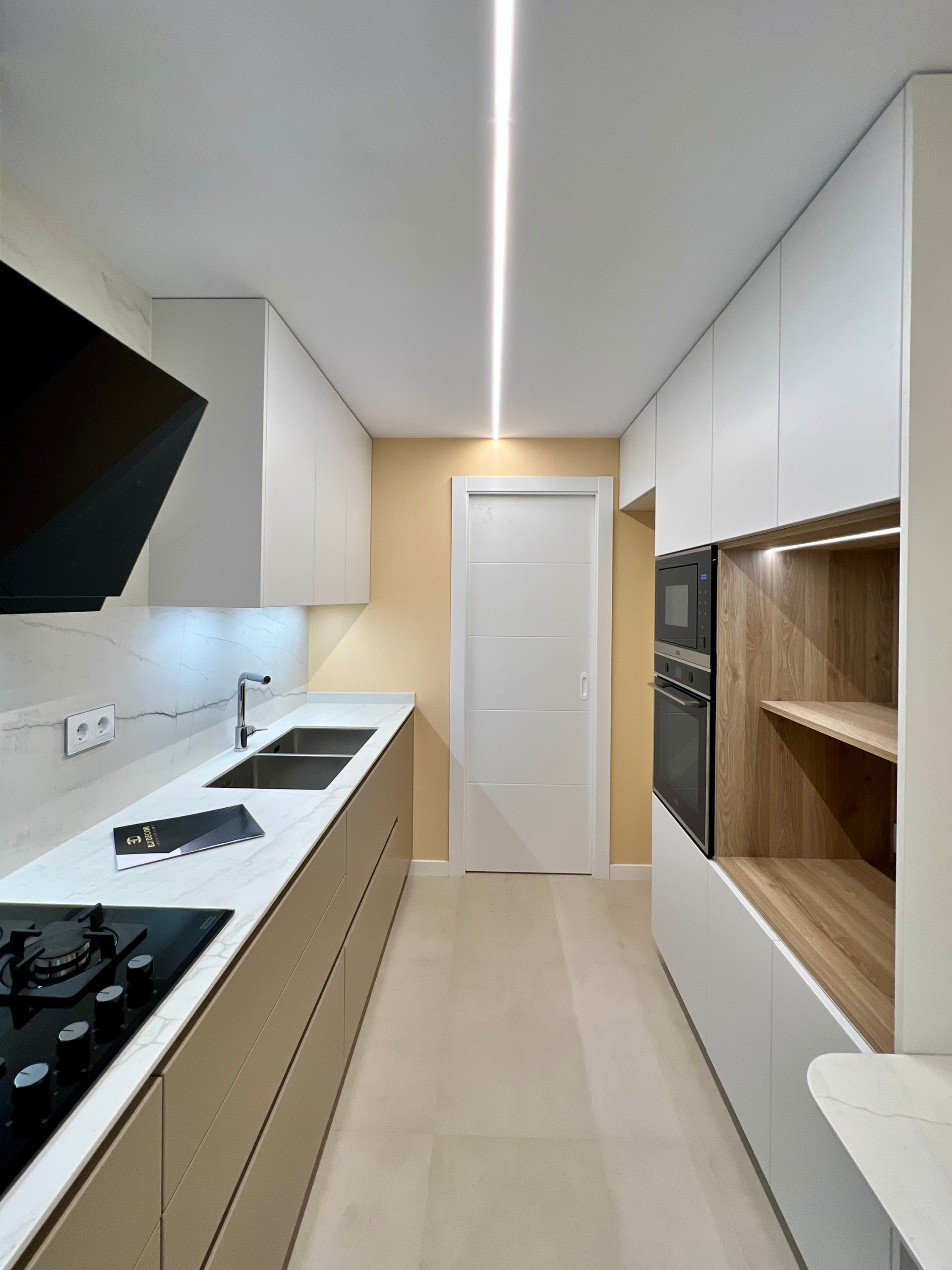 Reforma de cocina -Encimera, campana y electrodomésticos de calidad vista 2