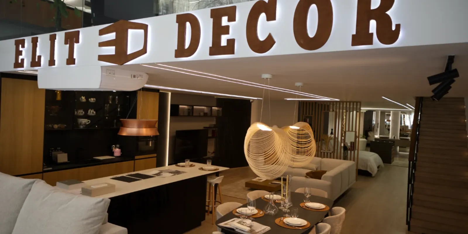 ShowRoom de muebles y reformas - ver muebles del hogar, muebles de cocina, muebles de salón y comedor y muebles y accesorios de baño al fondo.