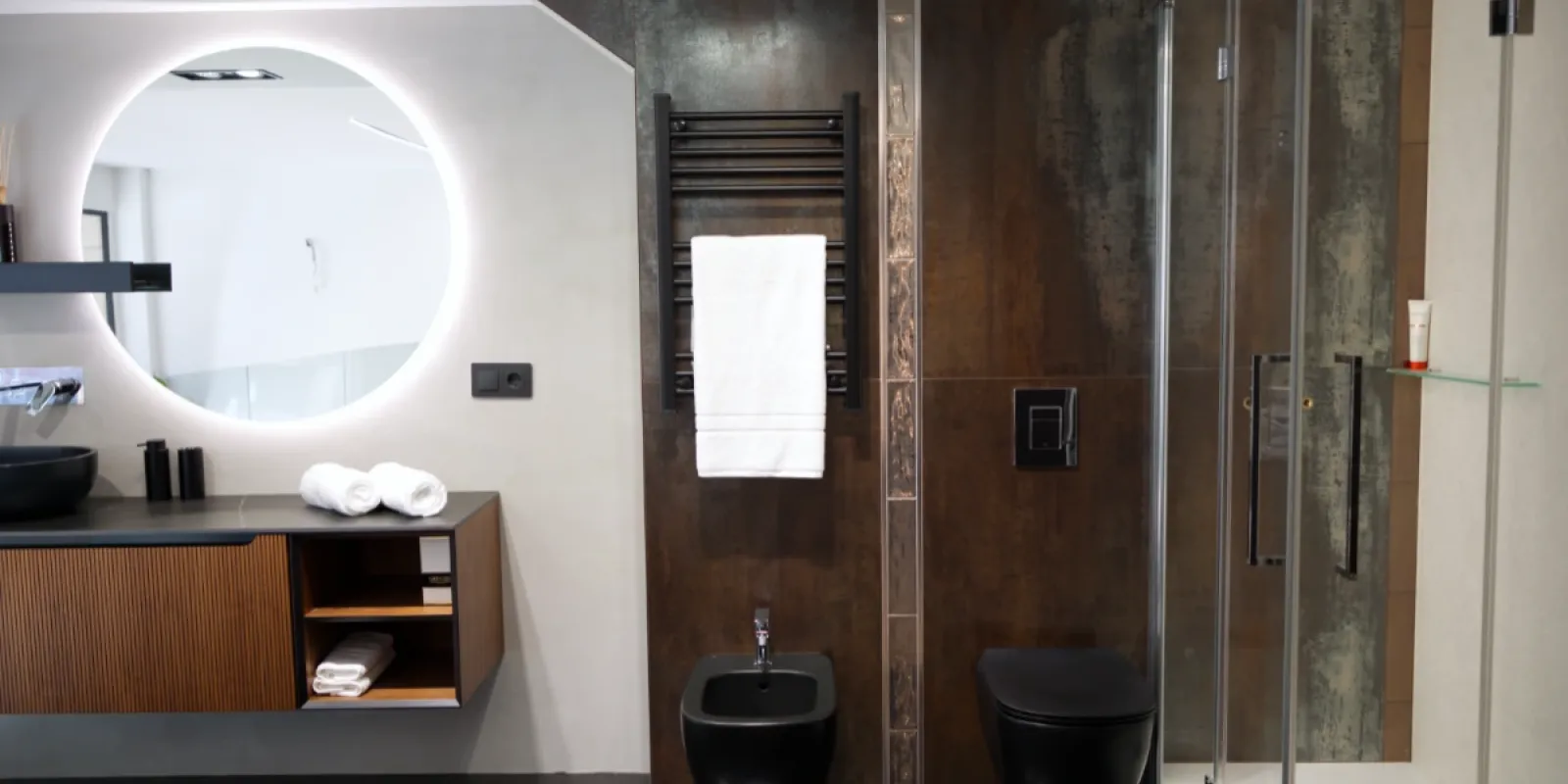 Ver un estupendo Showroom en Barcelona dedicado a los muebles del hogar, la cocina y el baño - Elit-Decor-baño-diseño-griferia-sanycces-iluminación