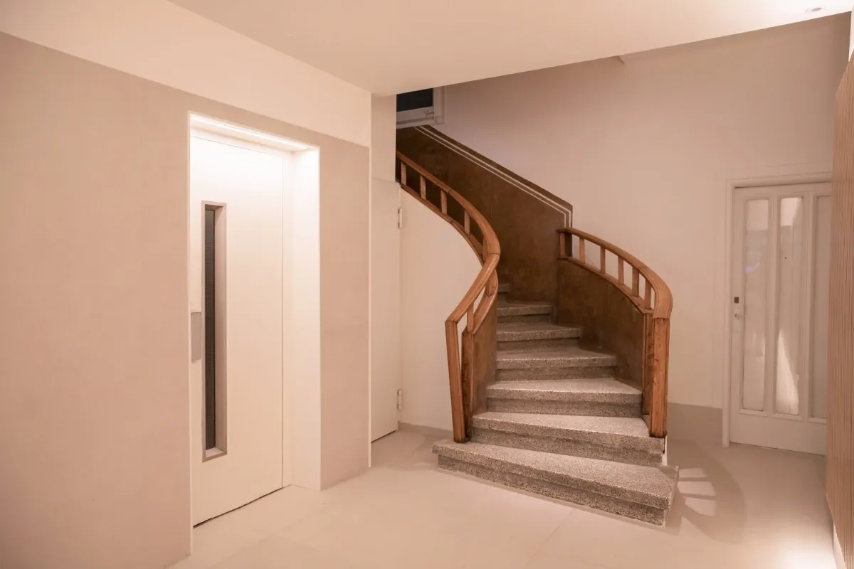 Reforma de Portería en L'Eixample, Detalle de ascensor escalera de madera