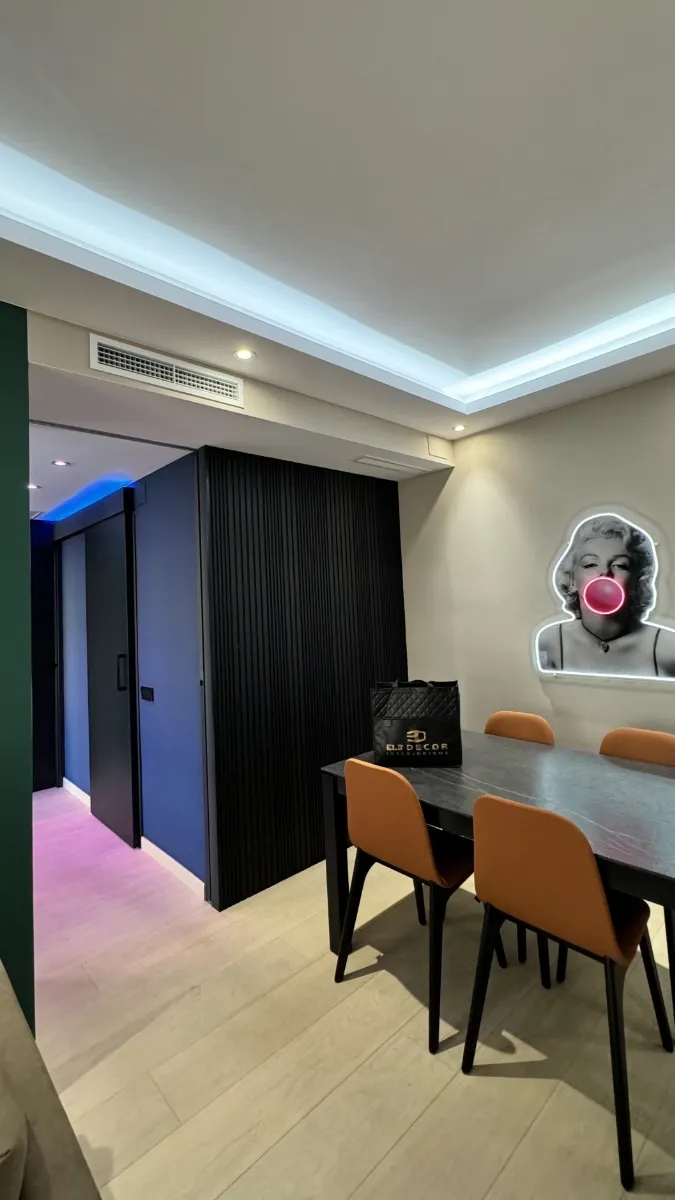 reforma integral de piso-en sants - diseño de interiores - mesa a juego con pared e laminación-desde distintos puntos Marilyn Monroe neon art en pared