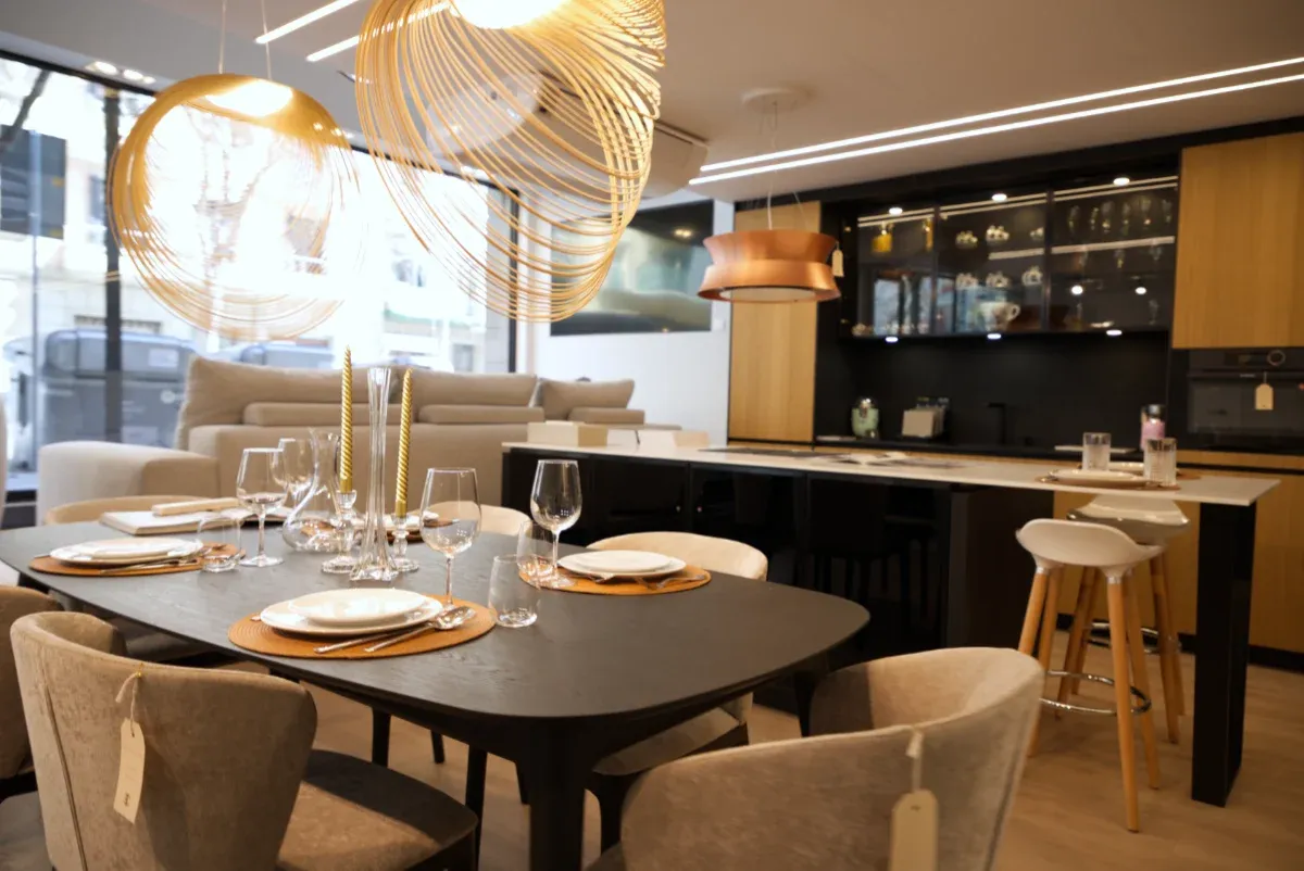 ShowRoom de muebles y reformas - ver muebles del hogar, muebles de cocina, muebles de salón y comedor y muebles de cocina al fondo.