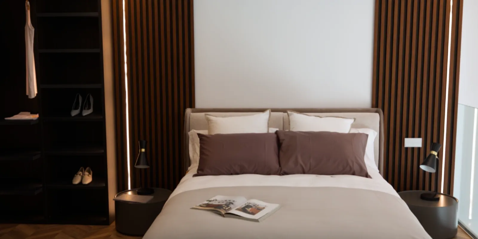 Showroom de muebles en Barcelona -Elit Decor - dormitorio- iluminación - cama y vestidor- Especialistas en interiorismo