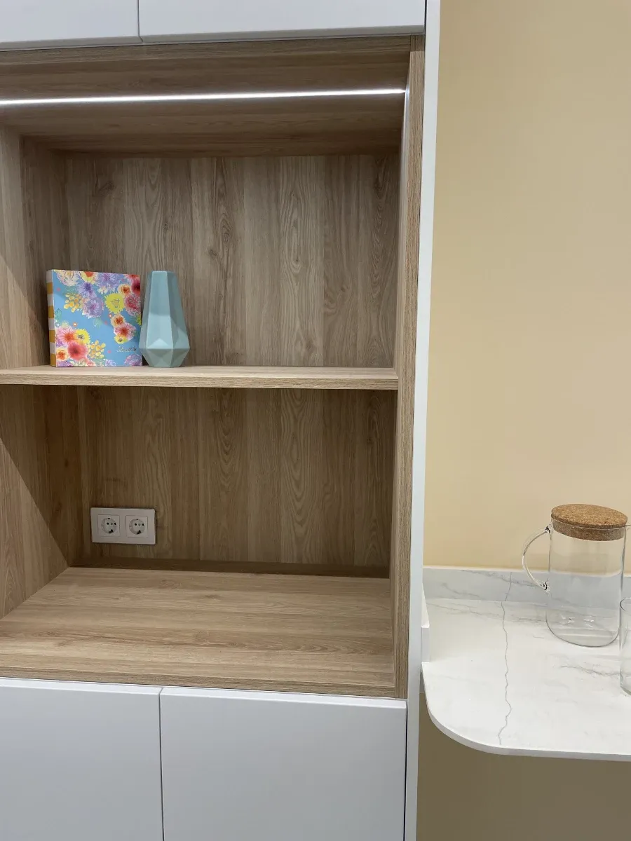 cocina reformada detalle de mueble y mesita e iluminación led