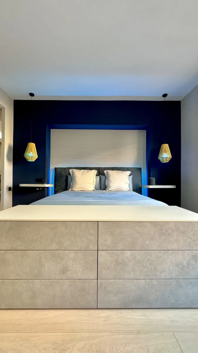 piso reformado - dormitorio con cama u armario-ropero-bajo, mesitas prácticas e iluminación de diseño