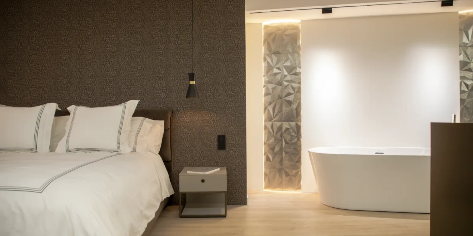 Showroom de muebles en Barcelona -Elit Decor - dormitorio-iluminación - mesita de noche y bañera de hidromasaje - Especialistas en interiorismo