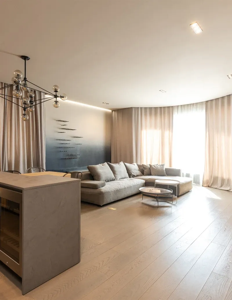 productos: muebles para la cocina, baño y hogar en general; electrodomésticos y promociones - Vista de salón con sofá, mesa de comedor e isla de cocina