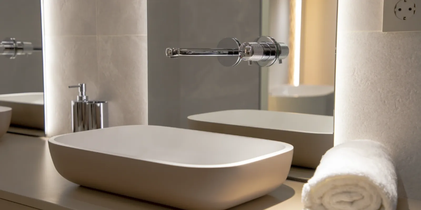 Showroom de baño con diseño e interiorismo - grifería-Sanycces - ver un showroom en Barcelona - Elit-Decor