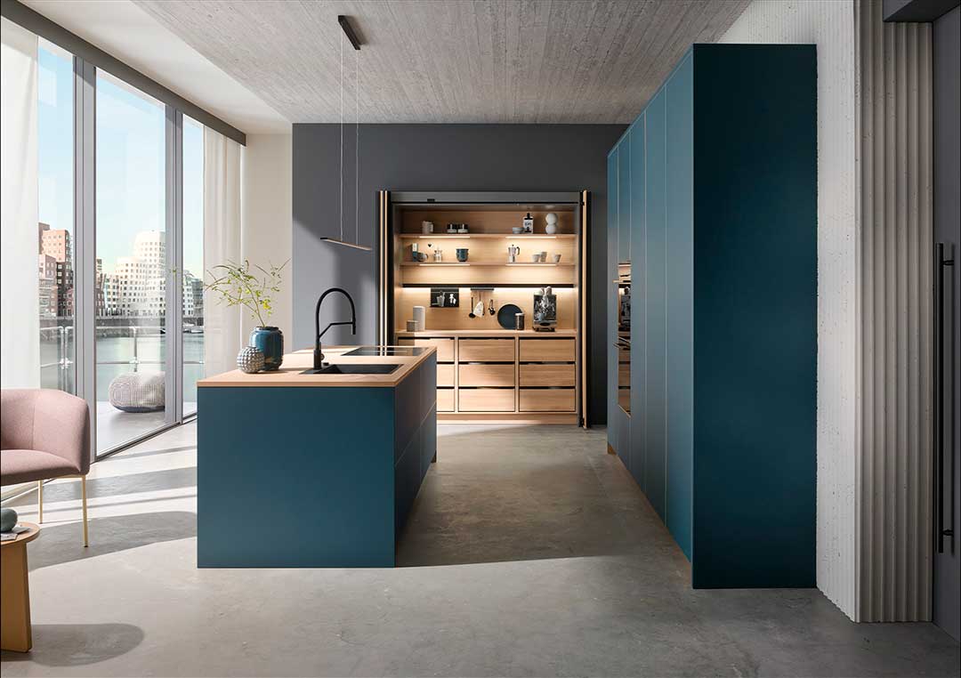 Reformas integrales de cocina e interiorismo —cocina minimalista, práctica y elegante.