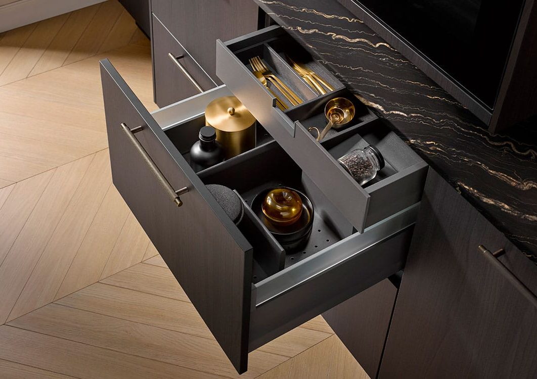 Suelo de madera, mueble de cocina Feineiche schwarz M1 Querformat-detalle cajoneras