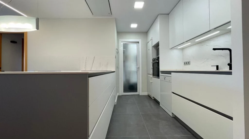 Proyecto reforma de cocina - Eixample Barcelona - detalle muebles isla -campana integrada