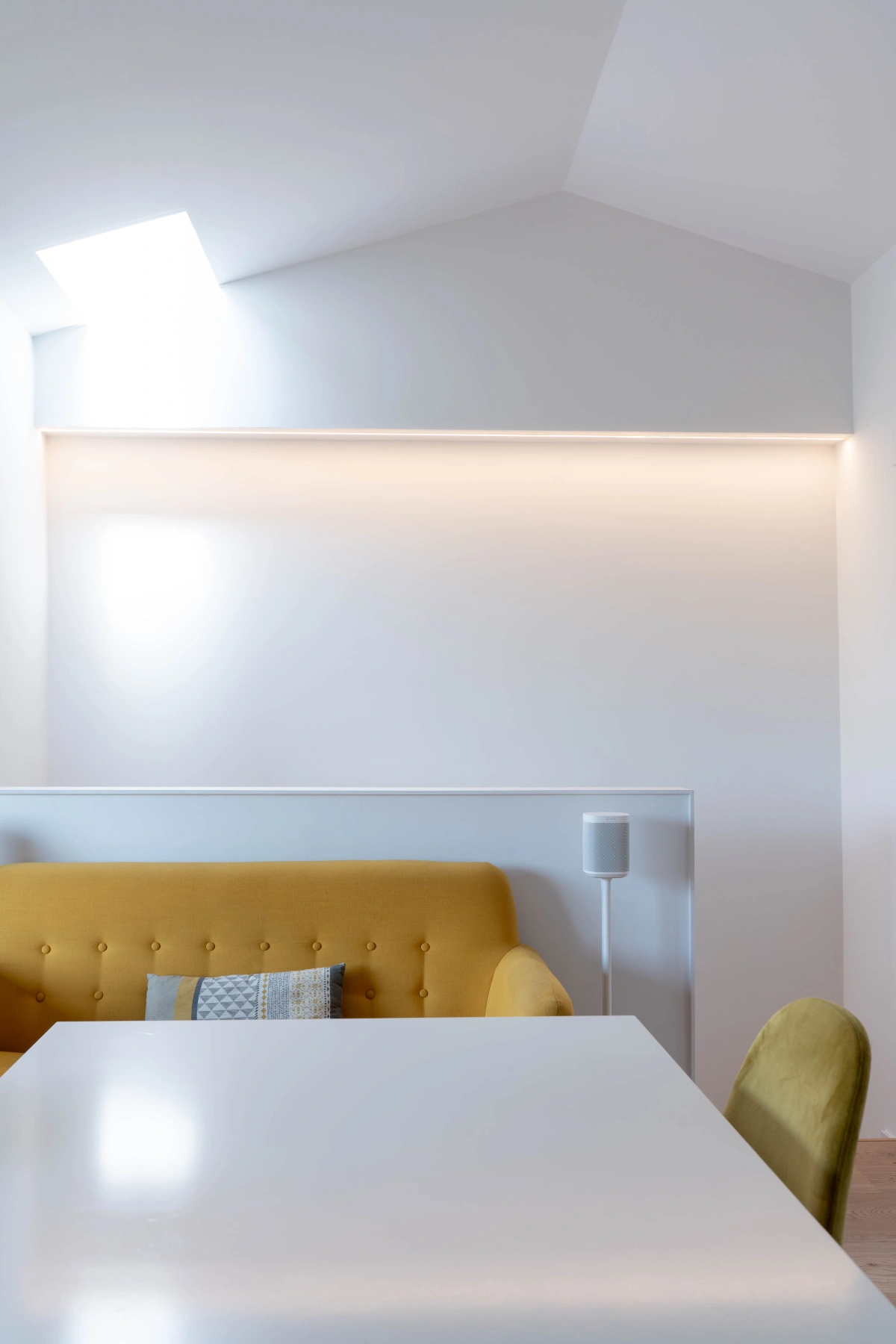 Proyecto Reforma integral casa Horta Guinardó Barcelona-mesa-sofa-entrada-luz