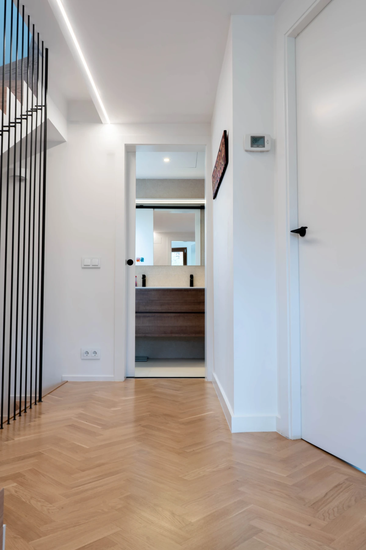 ALT DEL TURÓ - Proyecto Reforma integral casa Horta Guinardó Barcelona- pasillo-baño-barandilla