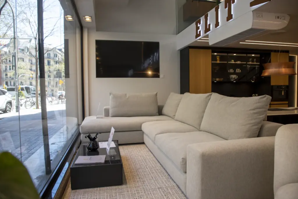 Showroom-de-muebles-en-Barcelona-sofa-mejores-marcas-escaparate-Elit-Decor