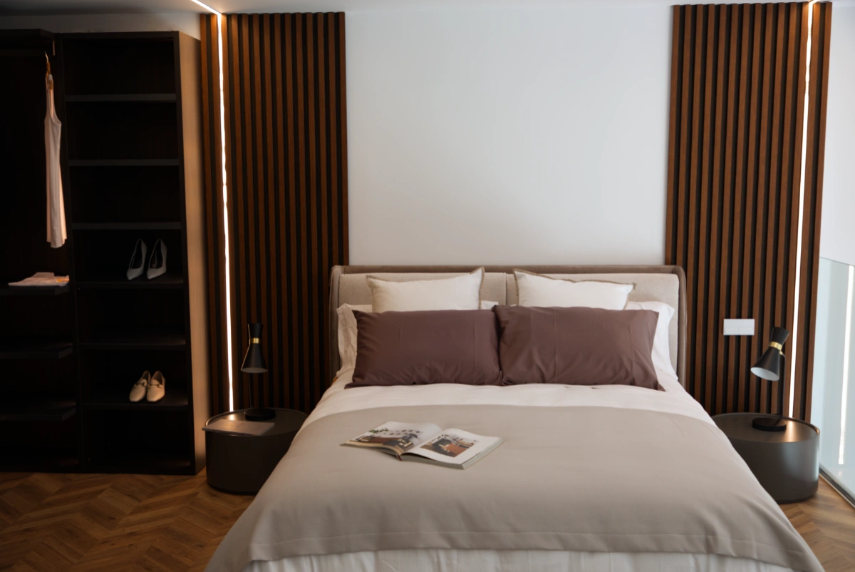 Showroom de muebles en Barcelona -Elit Decor - dormitorio- iluminación - cama y vestidor- Especialistas en interiorismo