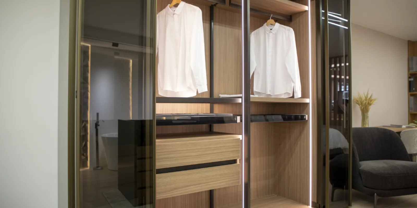 showroom de muebles en Barcelona -Elit Decor - vestidor-iluminación