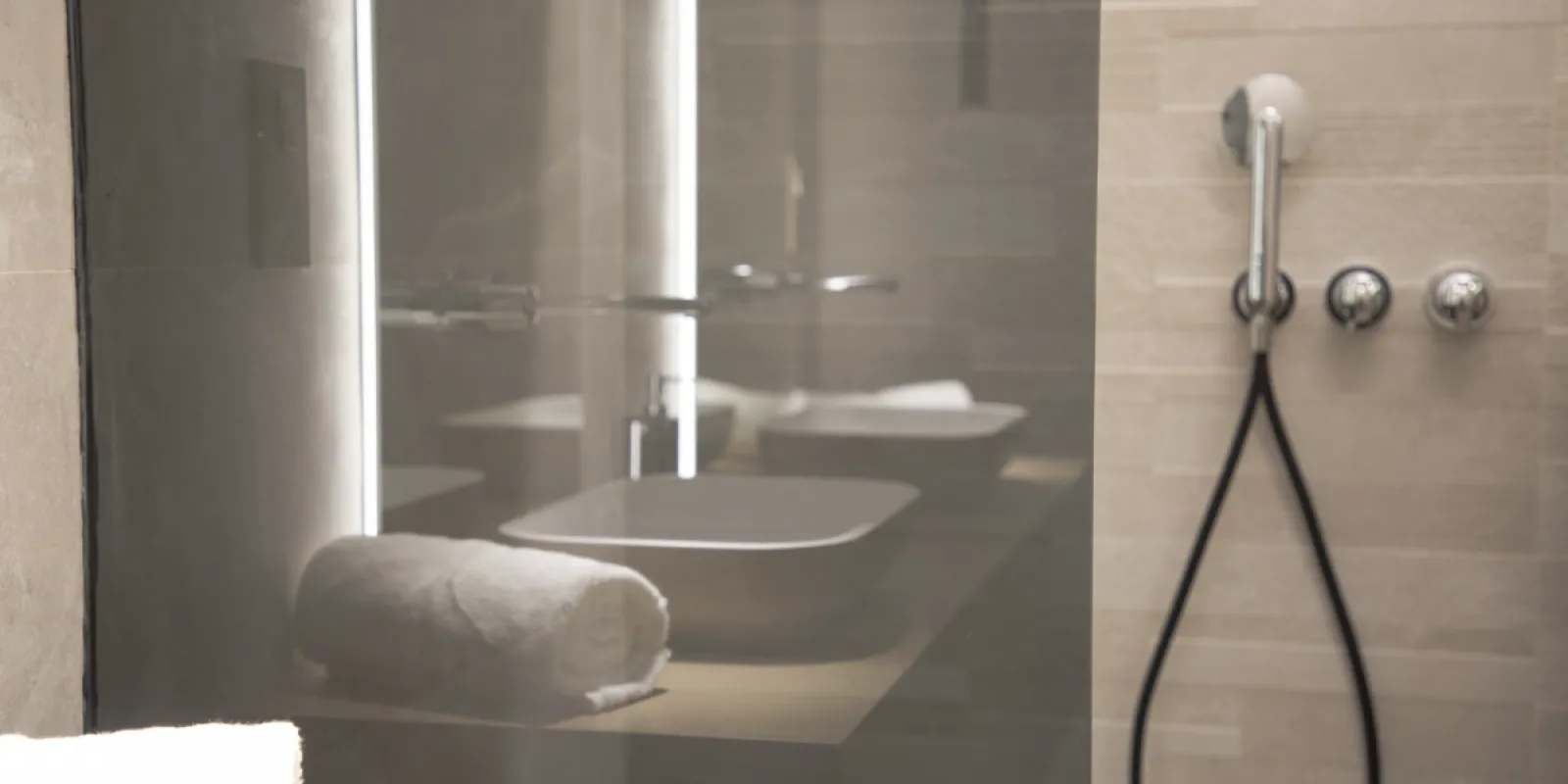 Showroom de baño con diseño e interiorismo - grifería y ducha -Sanycces - manpara de cristal ver un showroom en Barcelona - Elit-Decor