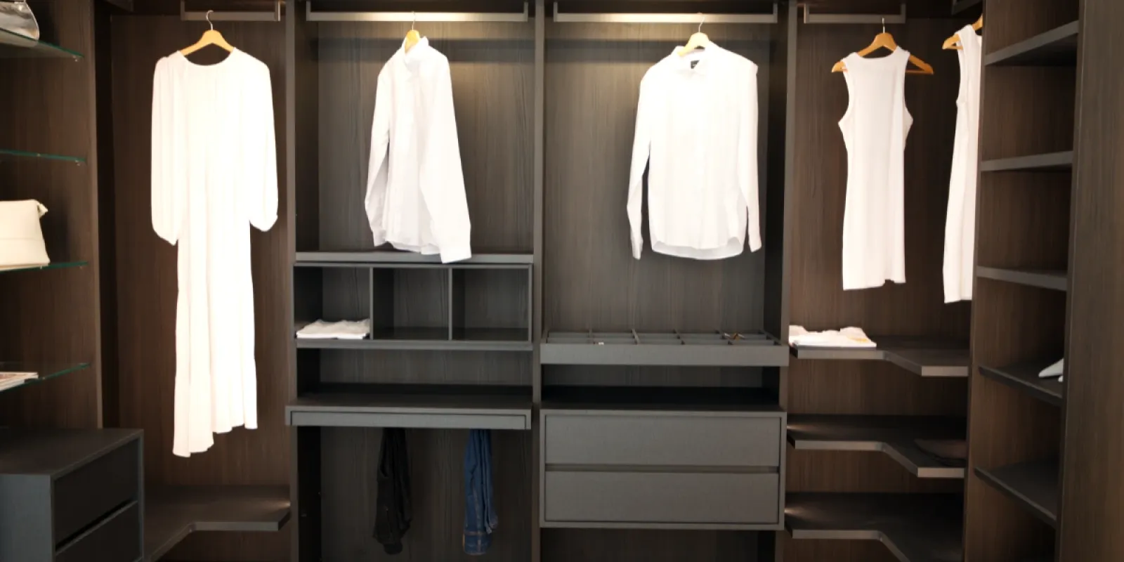 showroom de muebles en Barcelona -Elit Decor - vestidor-iluminación