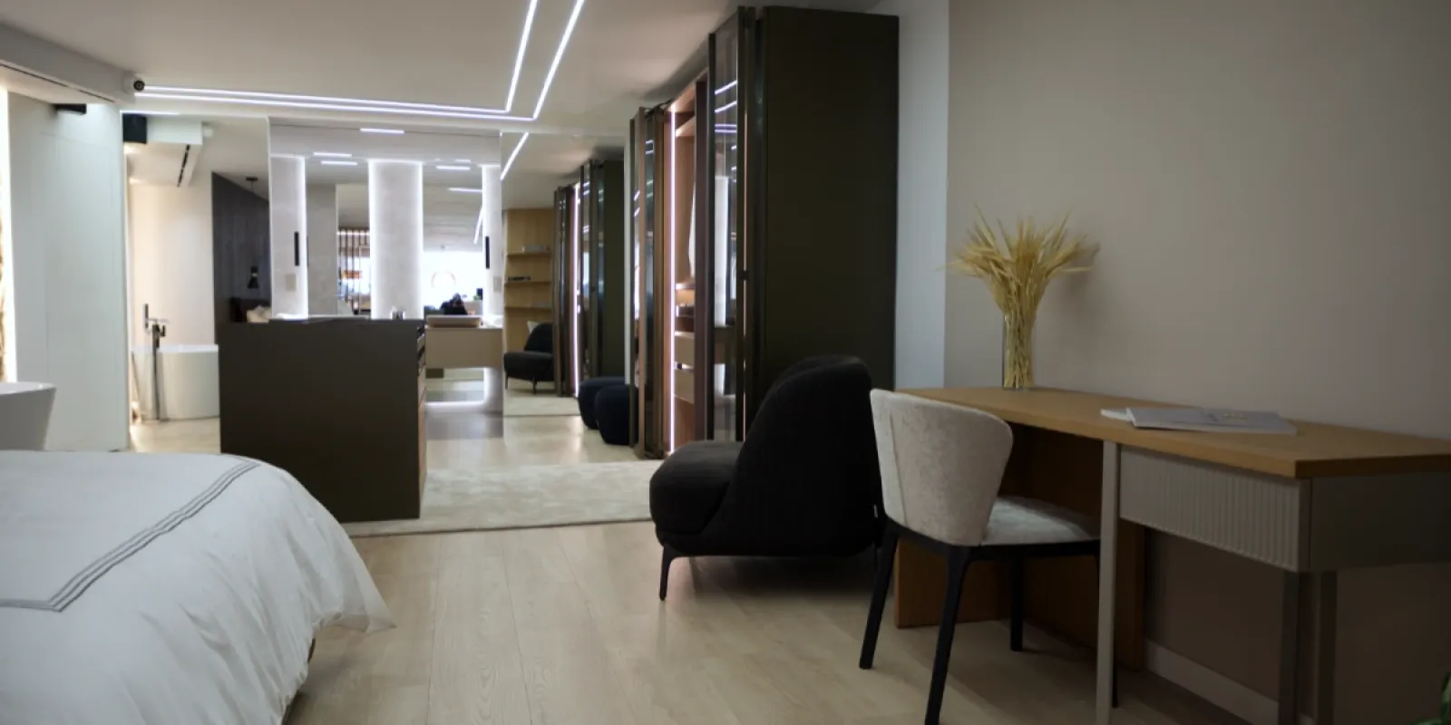 ShowRoom de muebles - dormitorio con vestidor ropero -ver - mesita auxiliar y silla