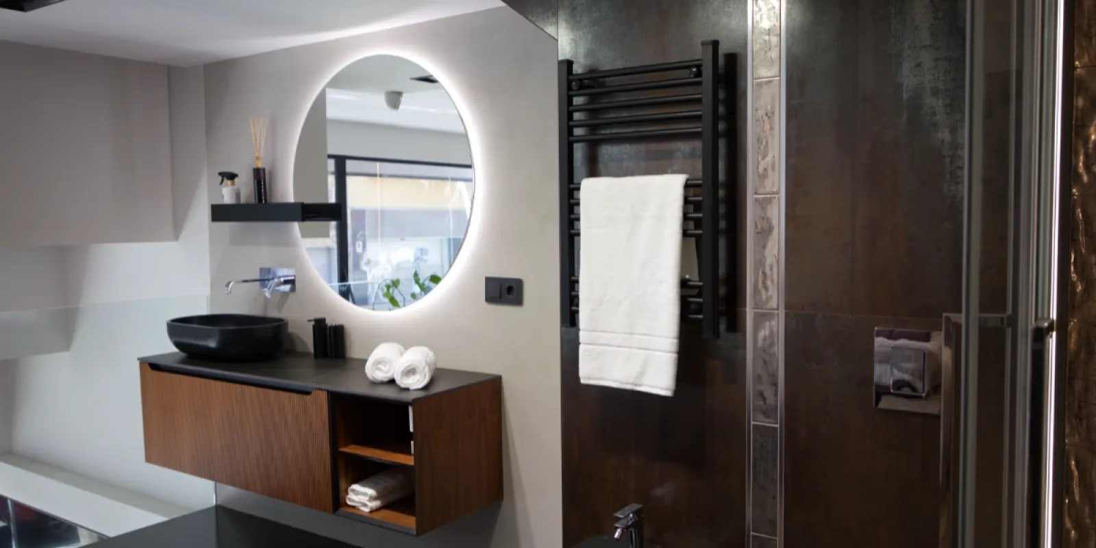 Ver un estupendo Showroom en Barcelona dedicado a los muebles del hogar, la cocina y el baño - Elit-Decor-baño-diseño-griferia-sanycces-iluminación