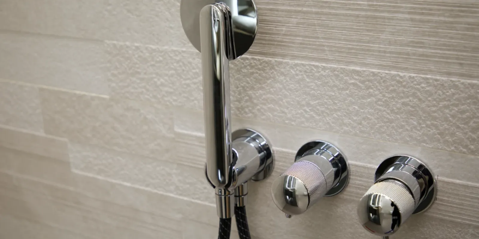 baño de diseño y grifería de la marca sanycces y ducha- ver showroom en Barcelona - Elit-Decor