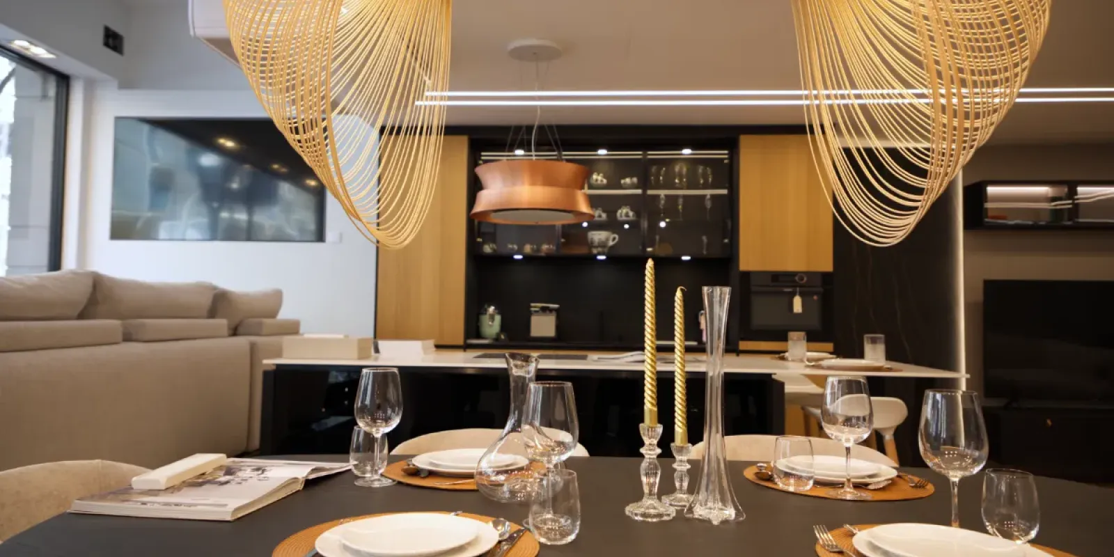 ShowRoom de muebles y reformas - ver muebles del hogar, muebles de cocina, muebles de salón y comedor y muebles de cocina al fondo.