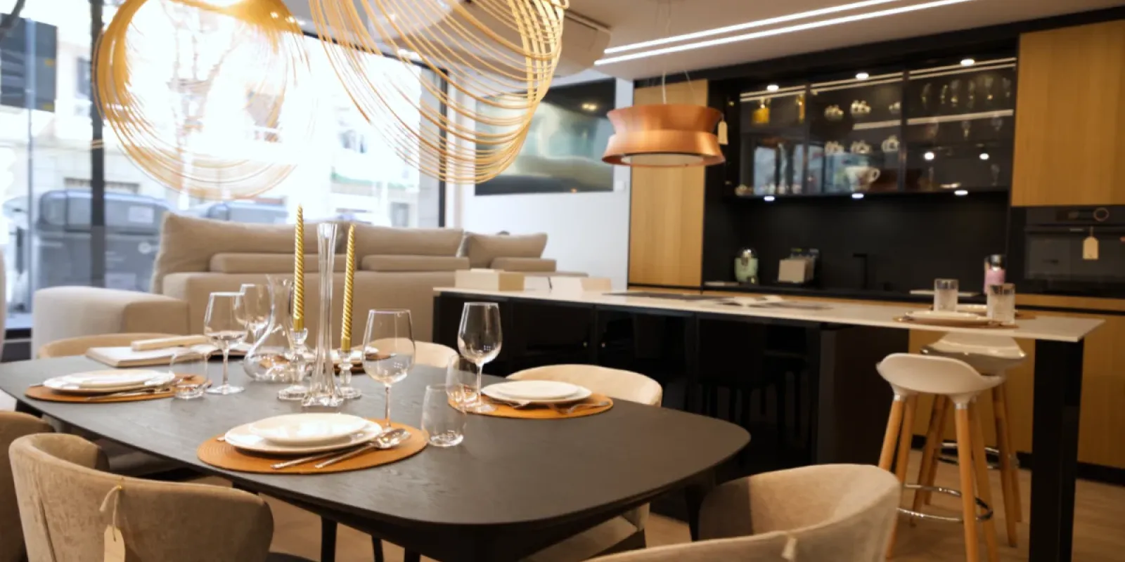 ShowRoom de muebles y reformas - ver muebles del hogar, muebles de cocina, muebles de salón y comedor y muebles de cocina al fondo.