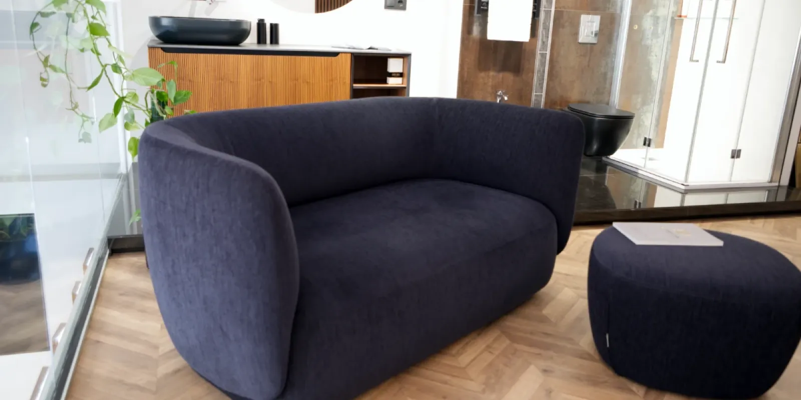 Showroom de muebles en Barcelona - sofa y reposa pies-baño y ducha - mejores marcas - escaparate de Elit-Decor